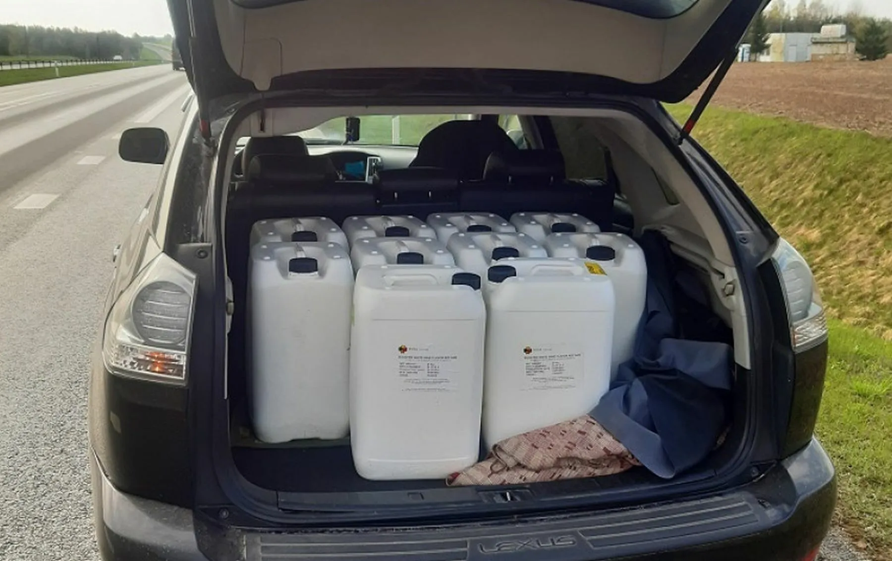 „Lexus“ bagažinėje gabeno naminukę