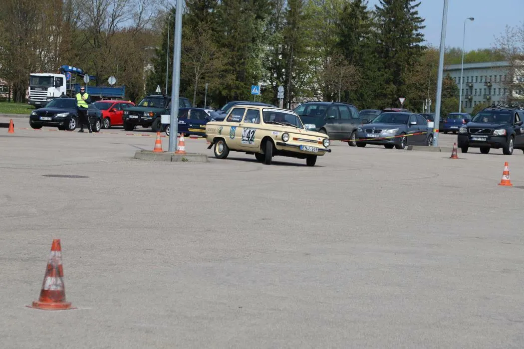 Velykinis automobilių sporto veteranų slalomas