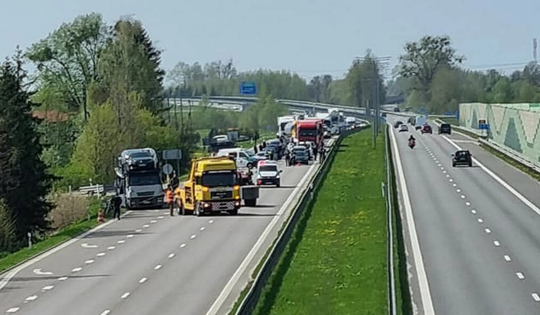 Kelyje link Kauno vairuotojui sustreikavo stabdžiai: vilkikas pakibo ant atitvarų