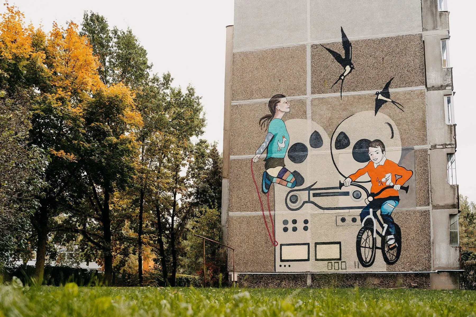 Papuošė Kauno daugiabučio sieną: įamžintas keliautojas A. Valujavičius ir aktorė E. Smoriginaitė