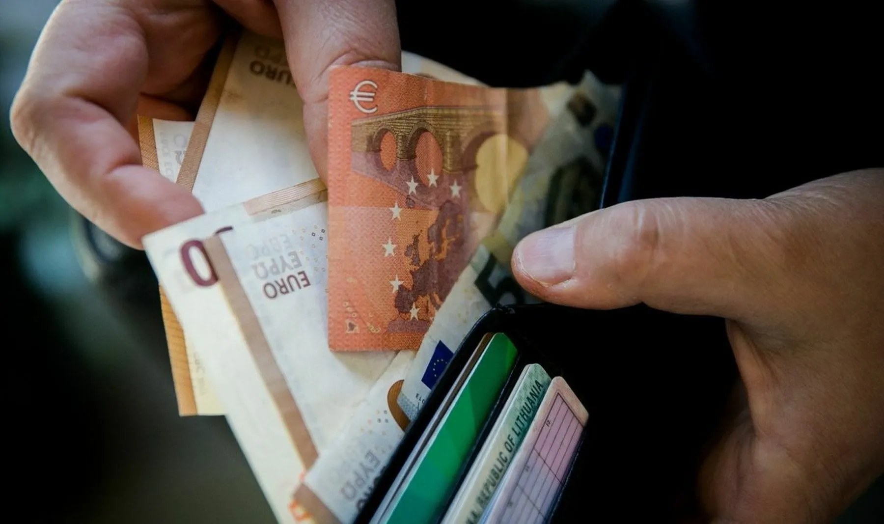 Pinigai, piniginė, eurai