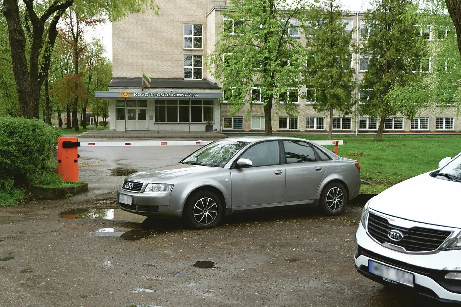 Kovo 11-osios gatvės atkarpa, automobilių parkavimas