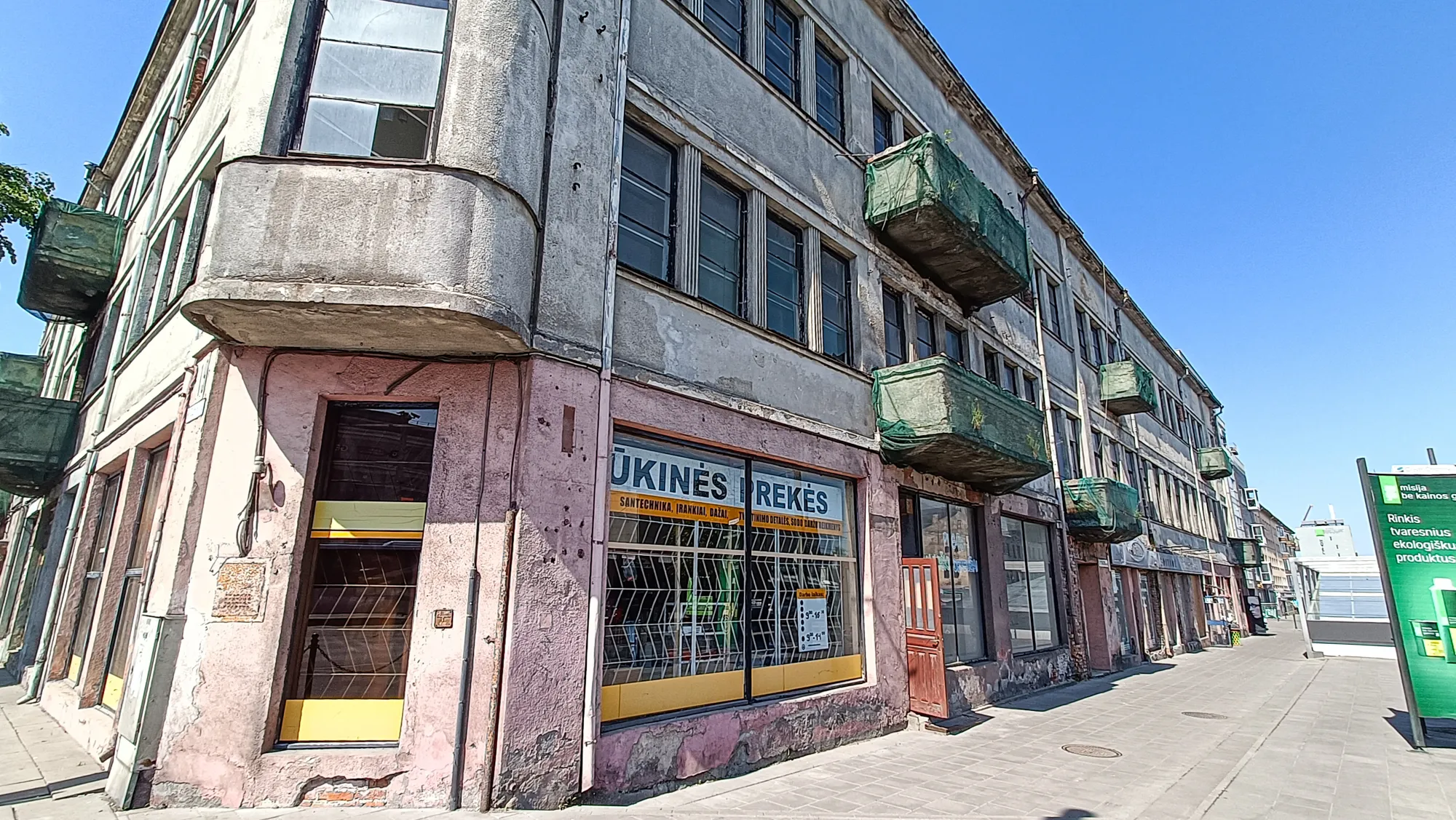 Apleistas pastatas prie stoties