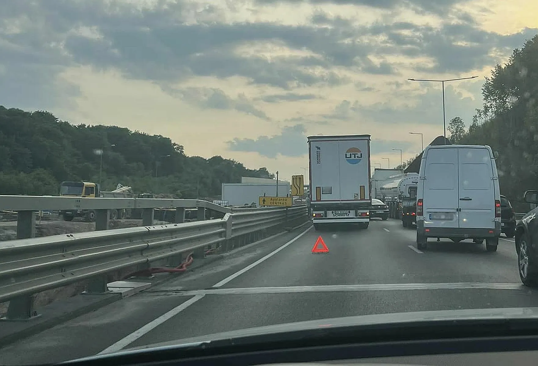 Spūstys link „Megos“ tęsiasi: dar viena lengvojo automobilio ir sunkvežimio avarija