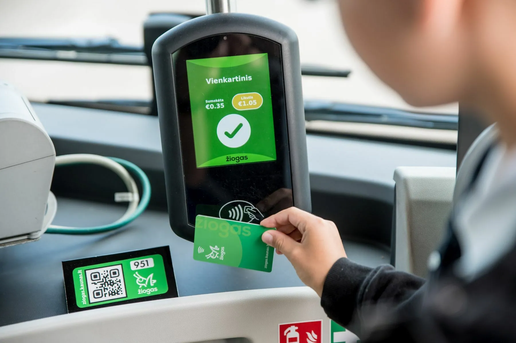 Keleiviai už keliones gali atsiskaityti mobiliąja programėle „Žiogas“ ir el. bilieto kortelėmis