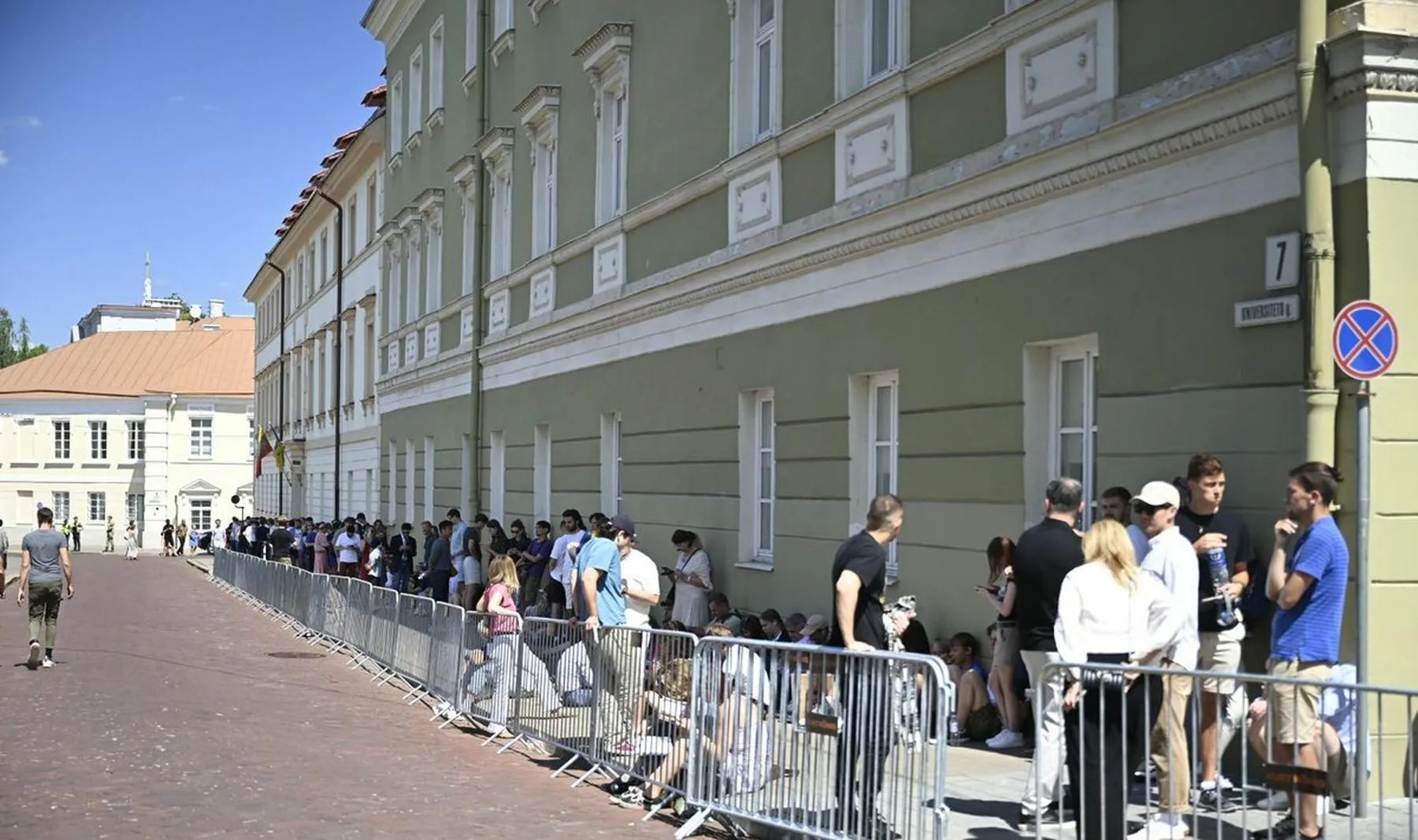 Paklausyti JAV prezidento kalbos prie VU laukia tūkstančiai žmonių