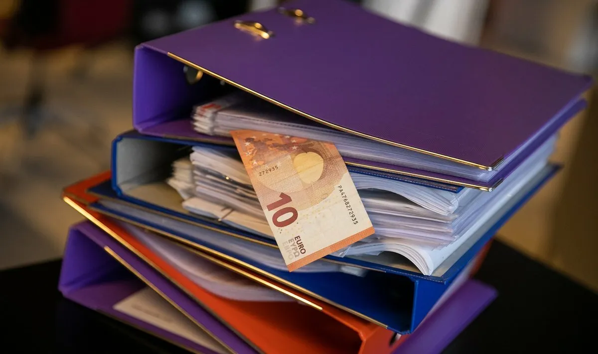 Dokumentai, segtuvas, pinigai