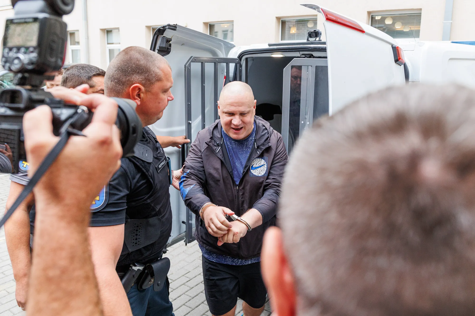 Vaikų tvirkinimu kaltinamas Ulvidas atvežtas į teismą Kaune