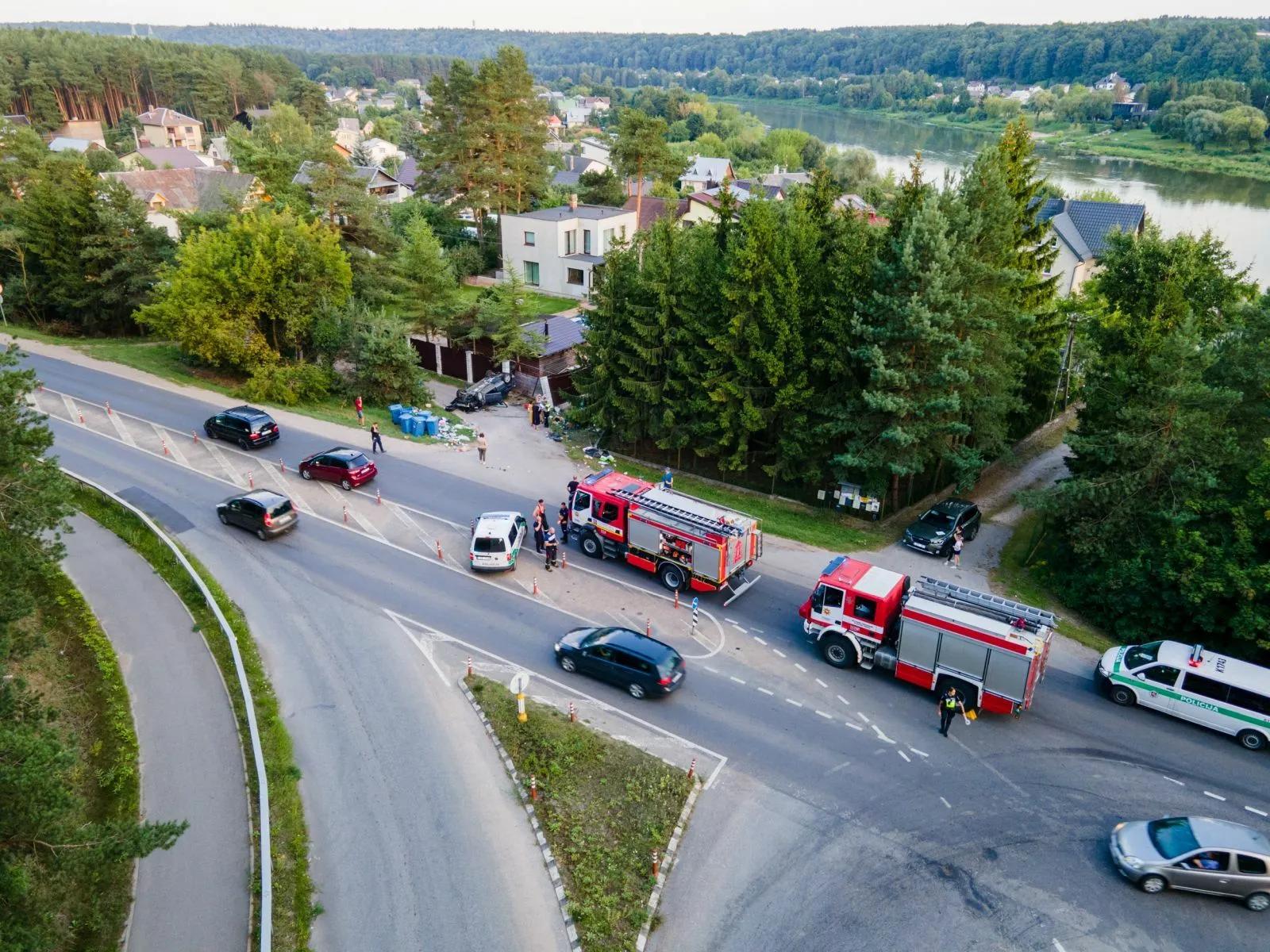 Skrydis Kauno rajone: nušlavė konteinerius ir rėžėsi į namo tvorą
