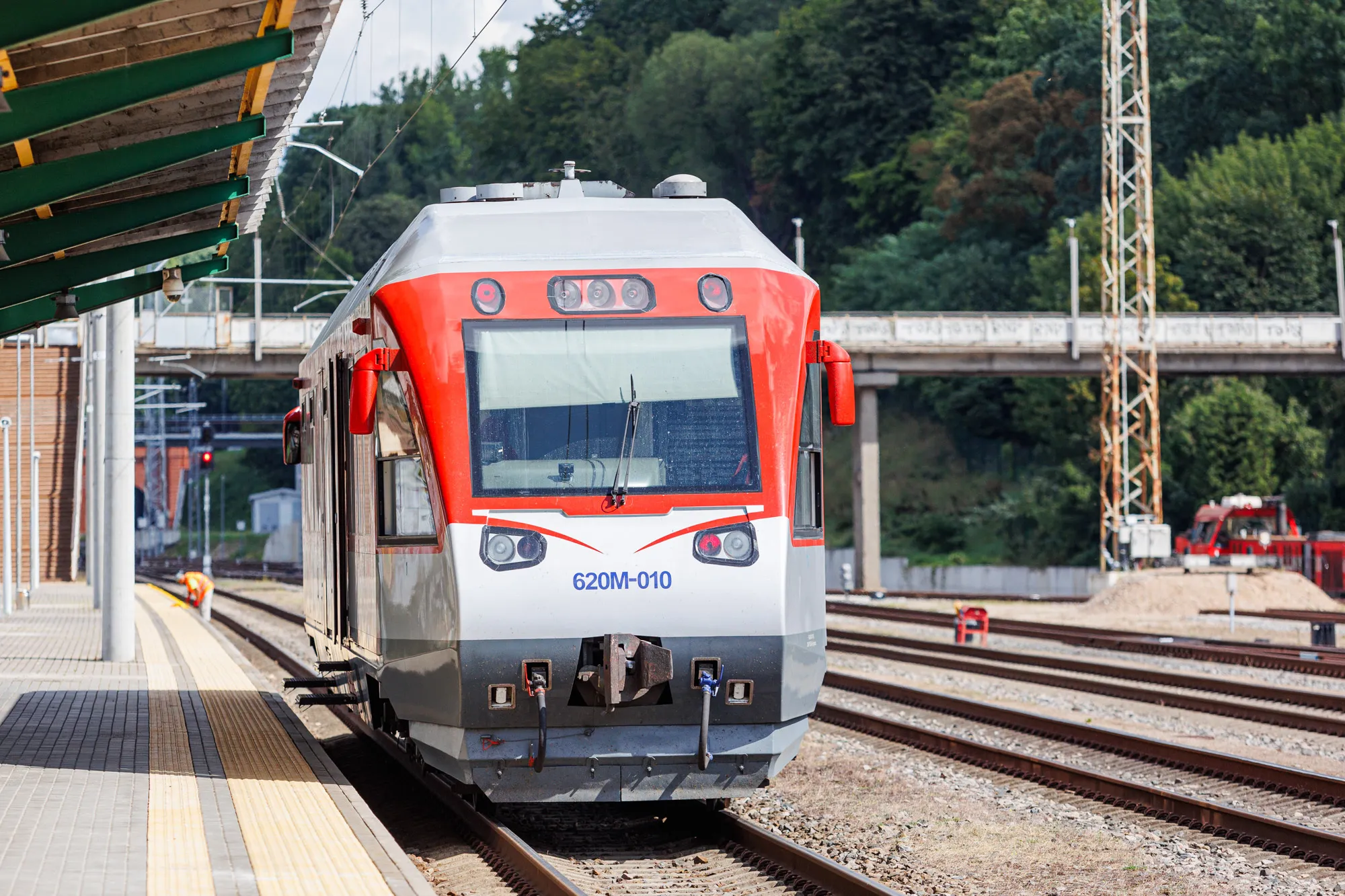 Geležinkelio stotis, bėgiai, traukinys