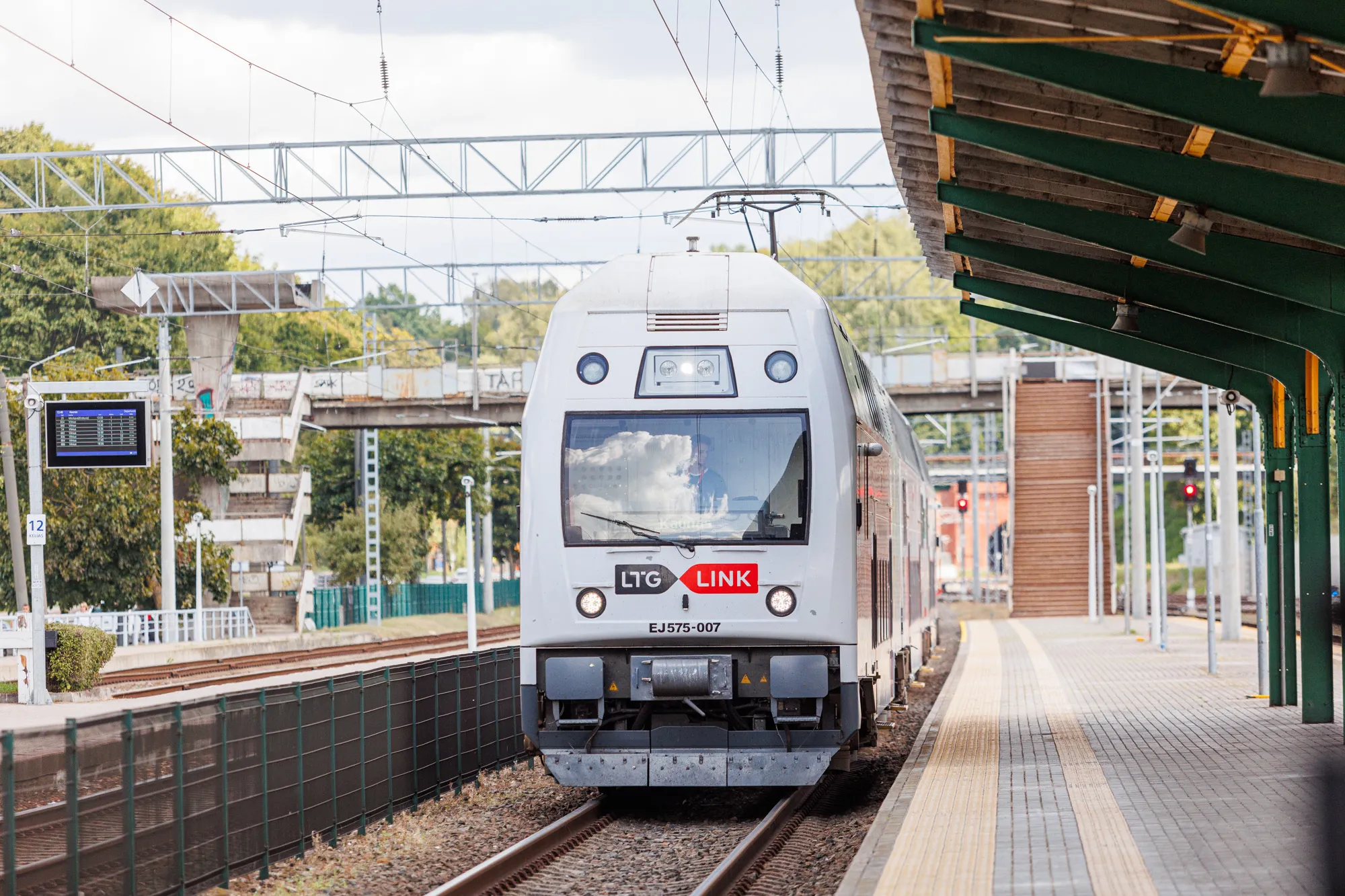 Geležinkelio stotis, bėgiai, traukinys