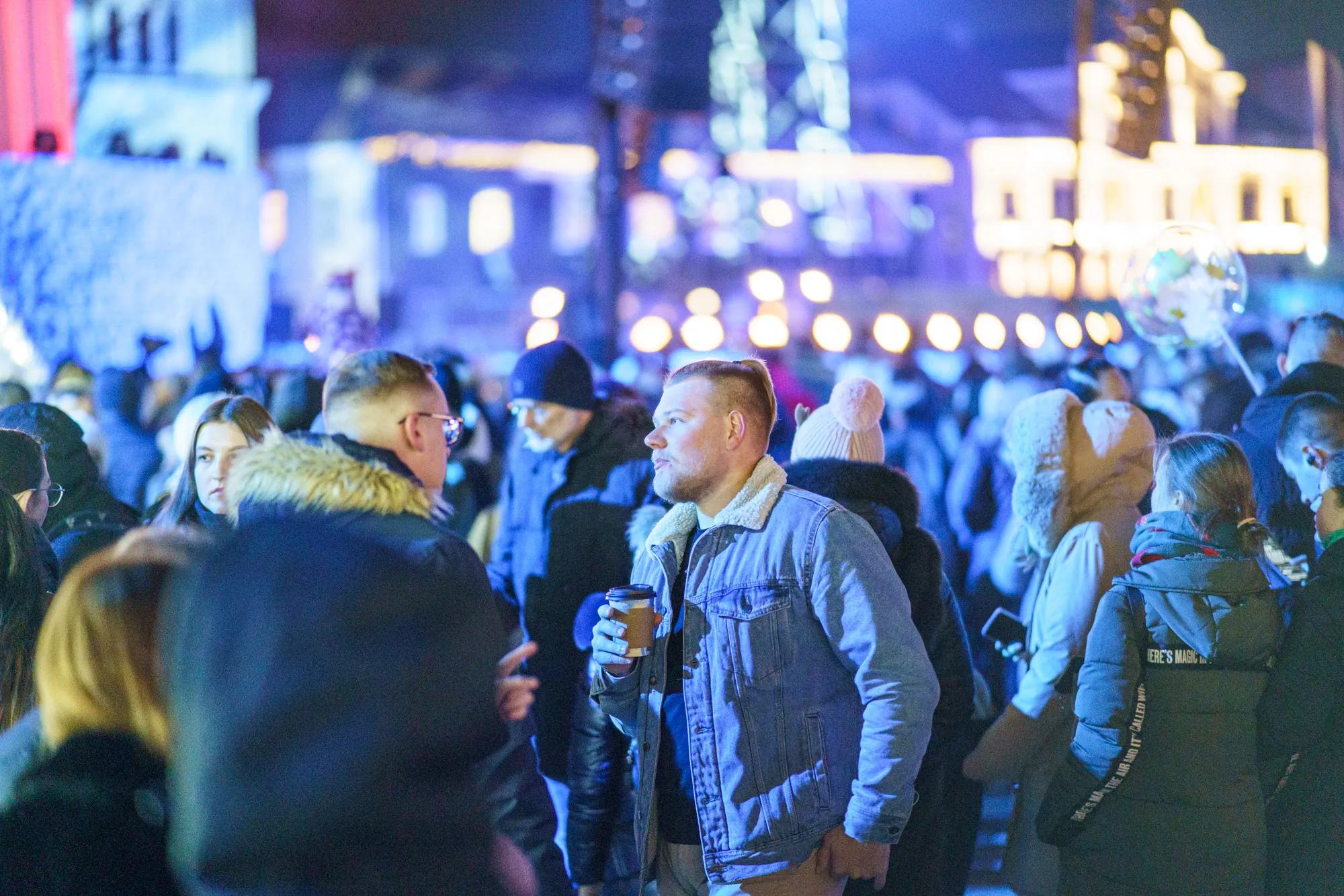 Žmonės renkasi į eglutės įžiebimo šventę