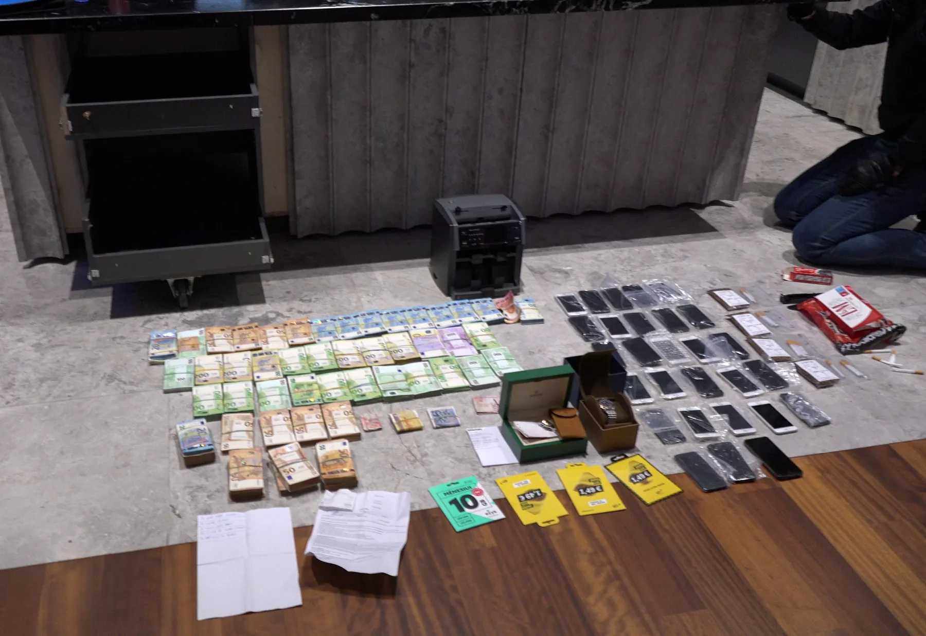 Pinigai, krata, telefonai