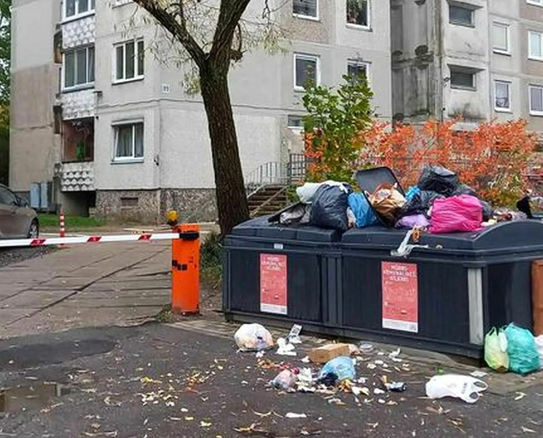 Perpildyti konteineriai Sukilėlių prospekte