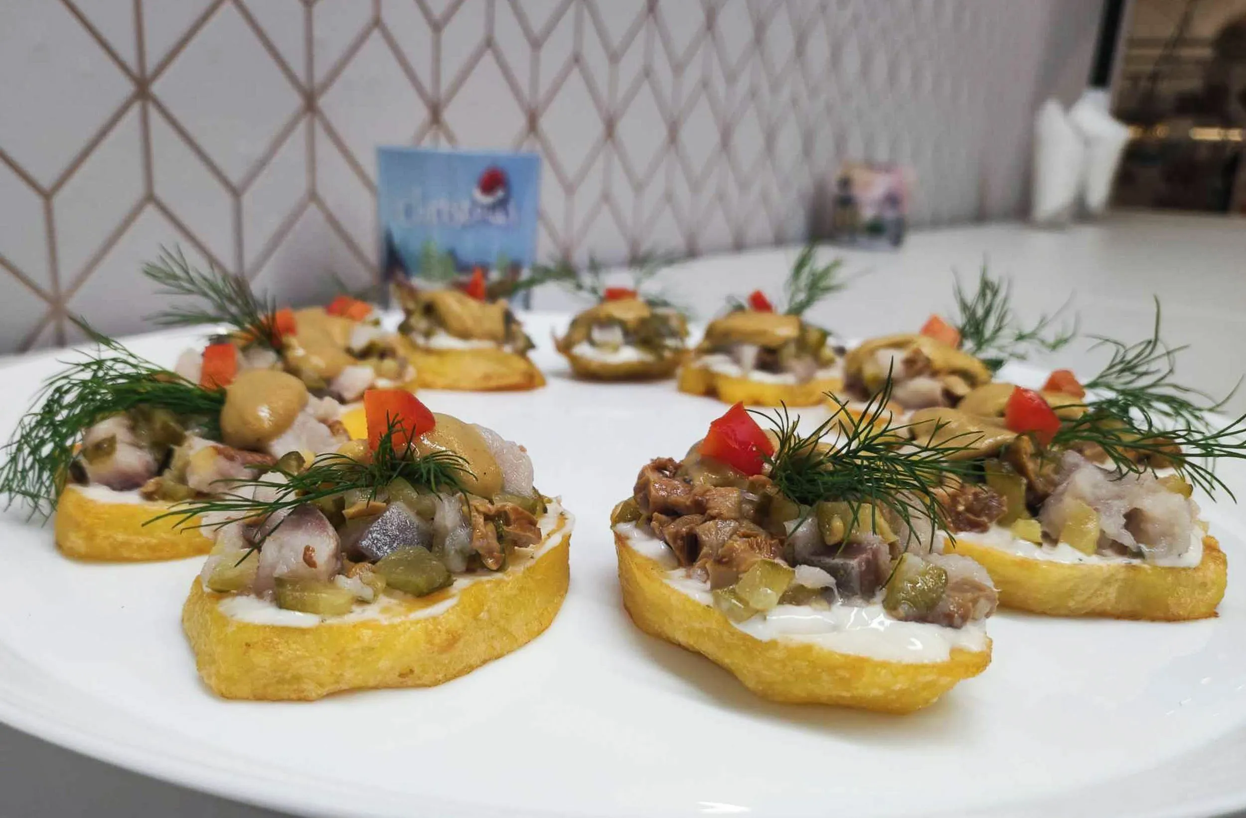 Silkė ant bulvių riekelių