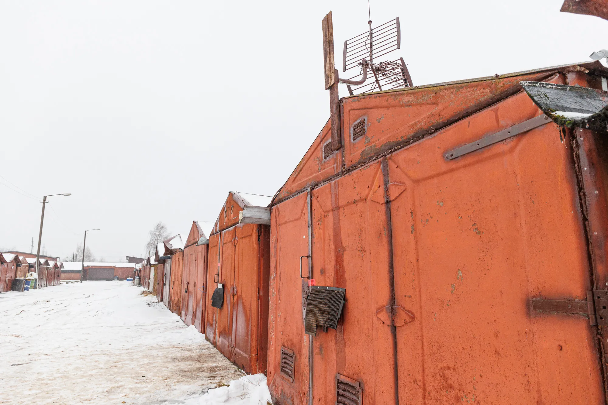 Garažas, kuriame buvo laikoma mergaitė