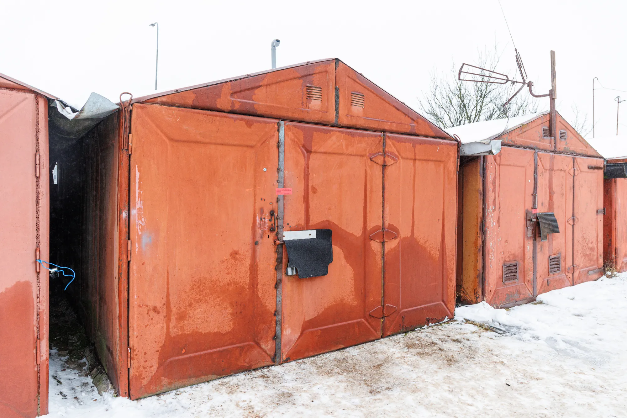 Garažas, kuriame buvo laikoma mergaitė