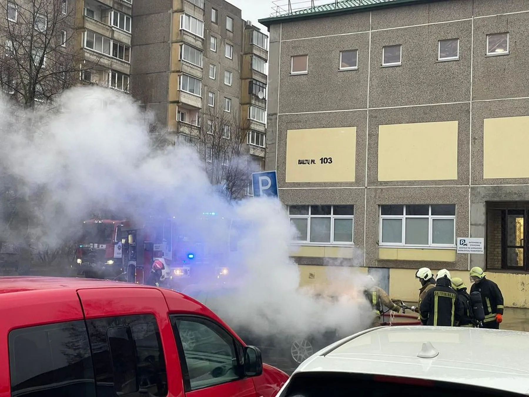 Baltų prospekte užsiliepsnojo automobilis