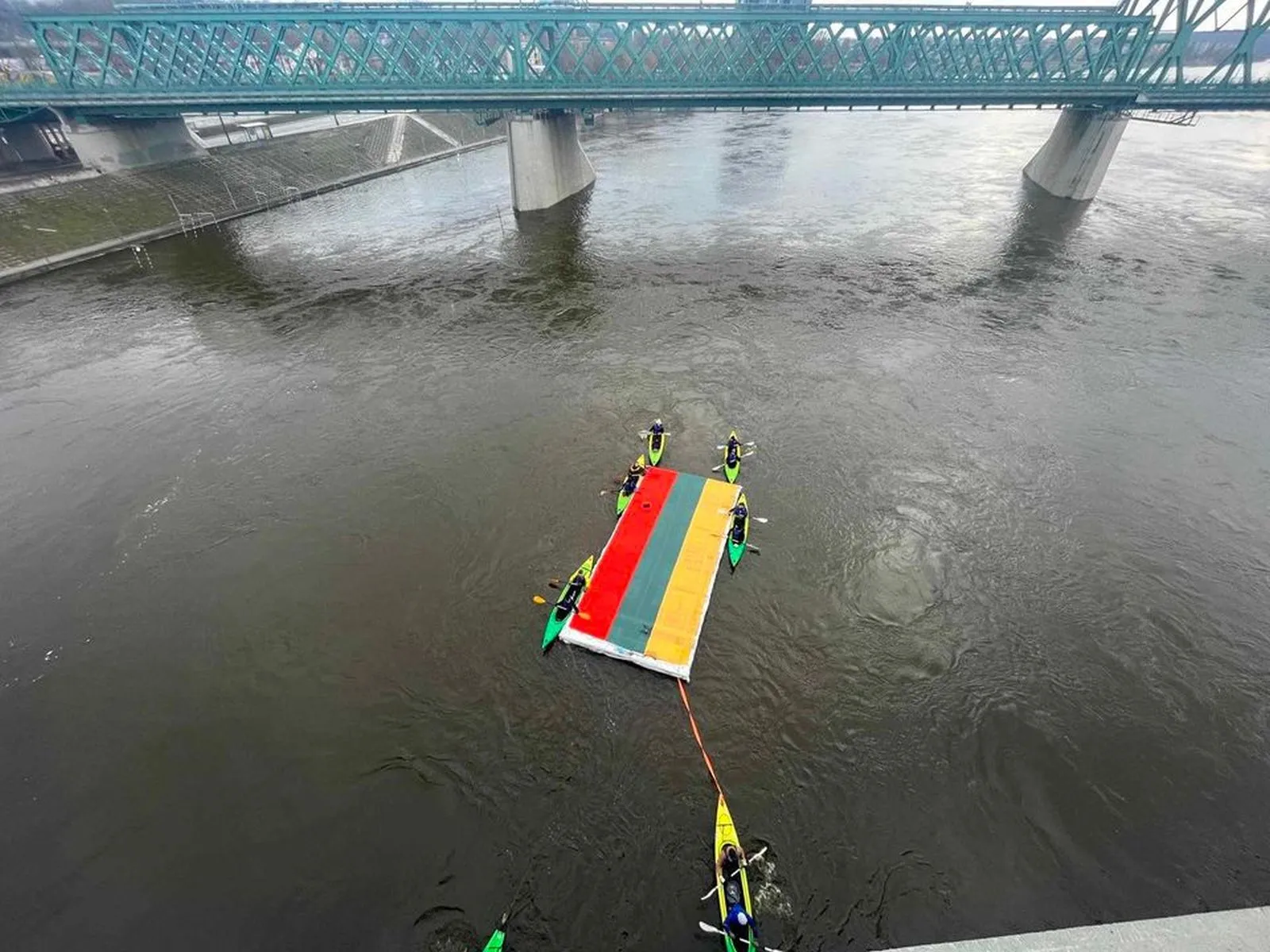 Vasario 16-ąją plukdino Lietuvos vėliavą