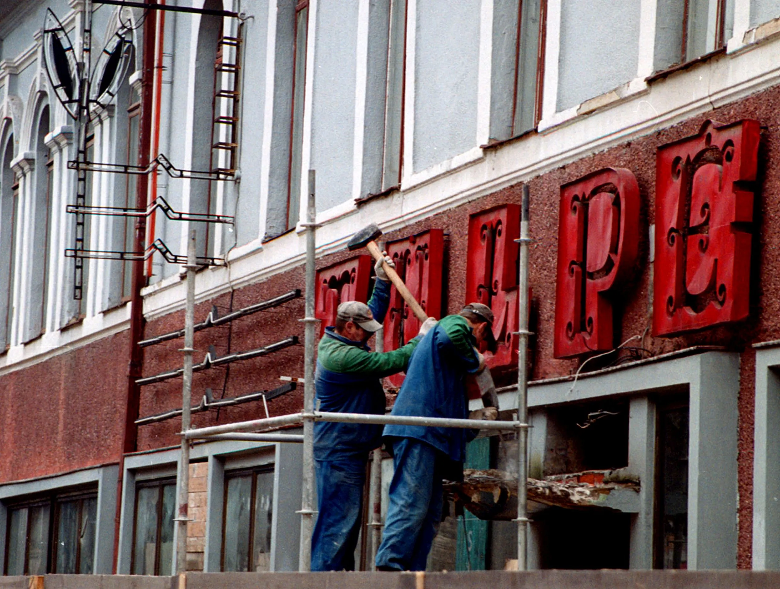 Iš Laisvės alėjos tyliai dingo „Tulpės“ restoraną menančios plytelės