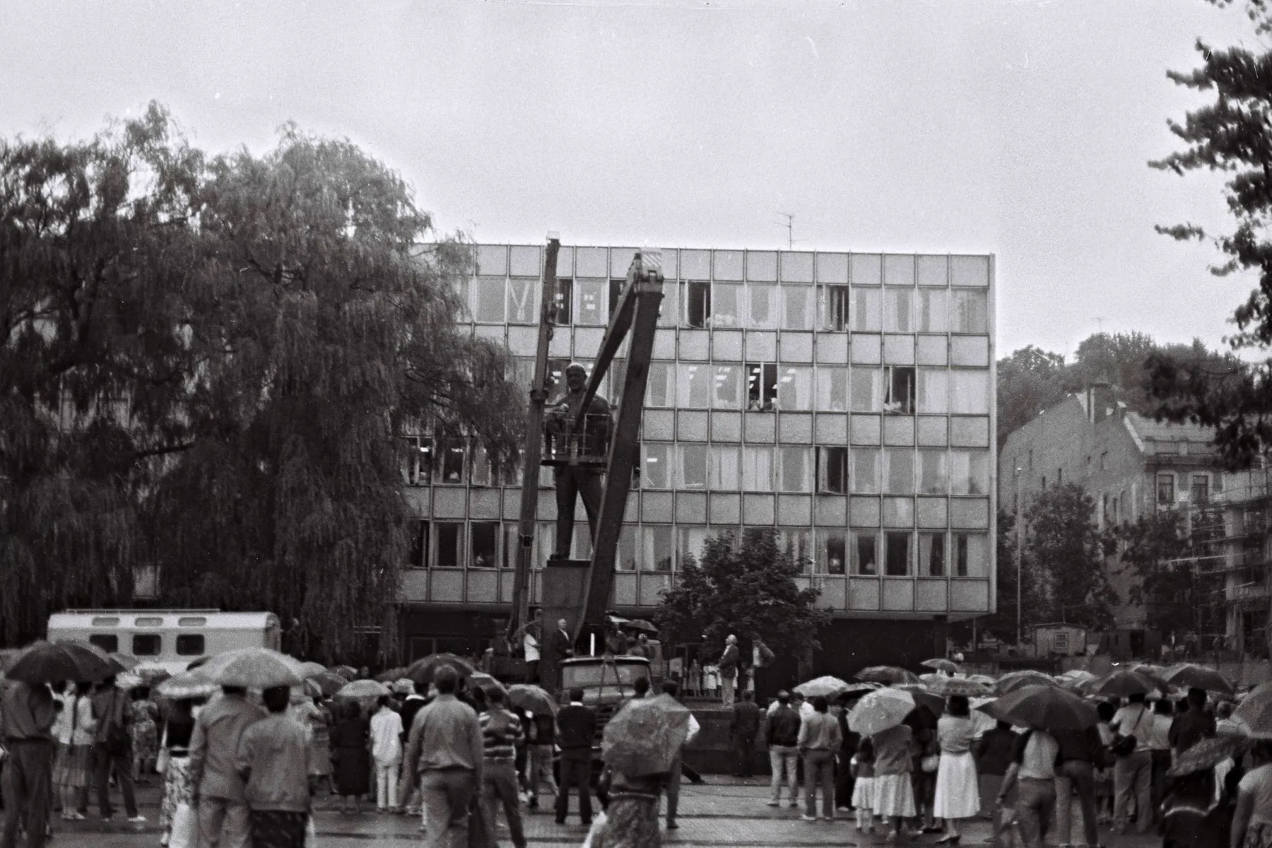 Griaunamas Lenino paminklas Kaune 1990 m.