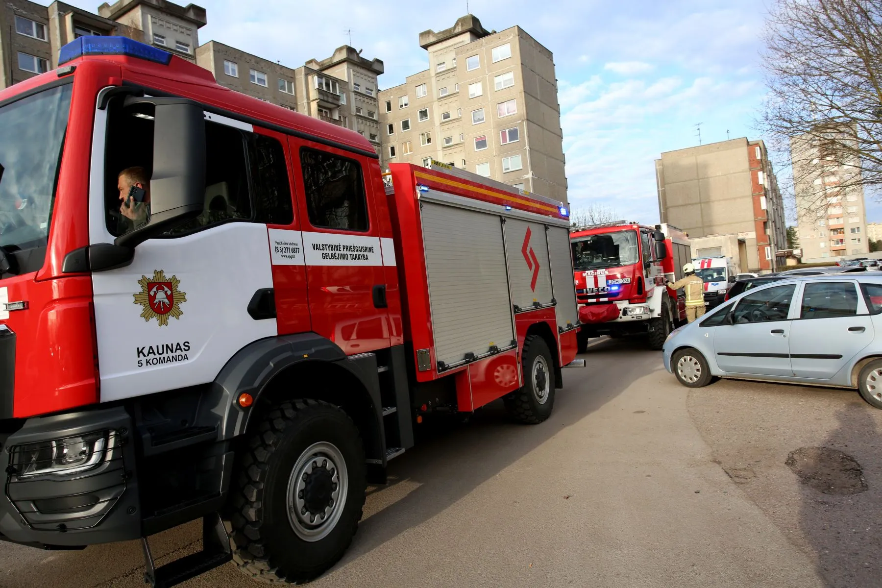 Negalėdami patekti į vidų pro duris ugniagesiai panaudojo kopėčias Rasytės g. / M. Patašini nuotr.