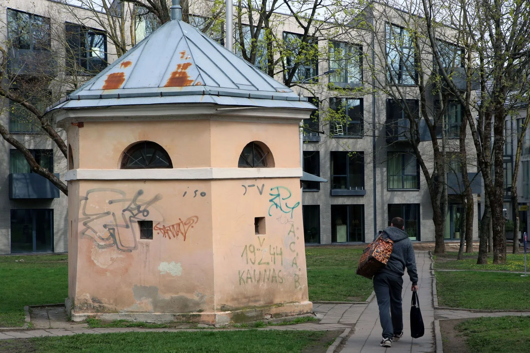 Buvusi Žibalinė apšiurusi bei aprašinėta grafičiais / M. Patašini nuotr.