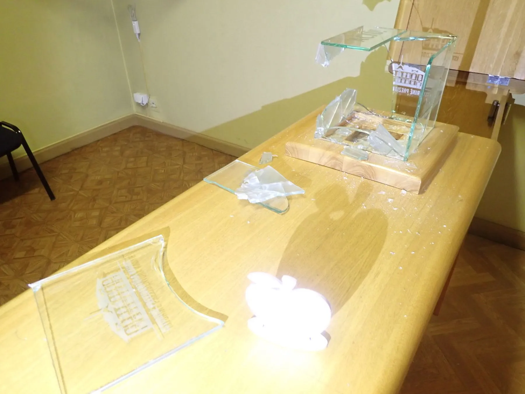 Apšvarinta aukų dėžutė Istorinėje Lietuvos Respublikos Prezidentūroje