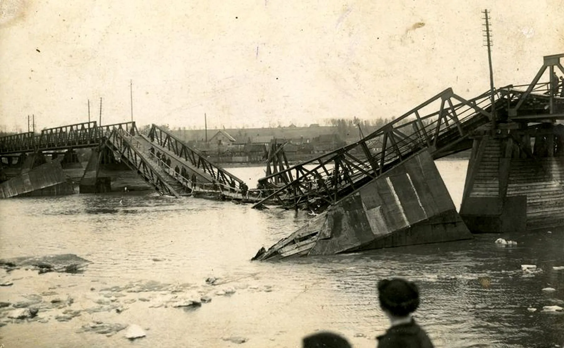 ledų sugriautas Panemunės tiltas per Nemuną