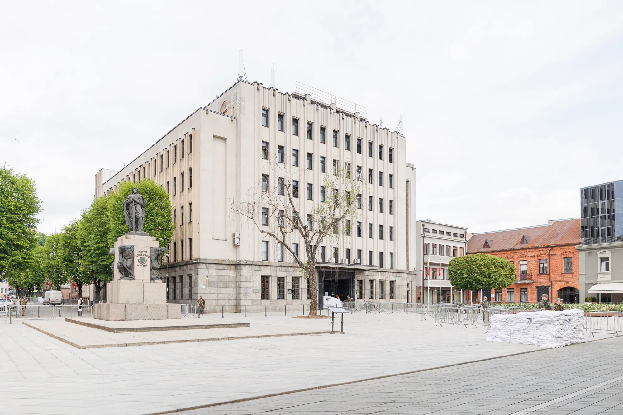 Karinės pratybos prie savivaldybės / R.Tenio nuotr.