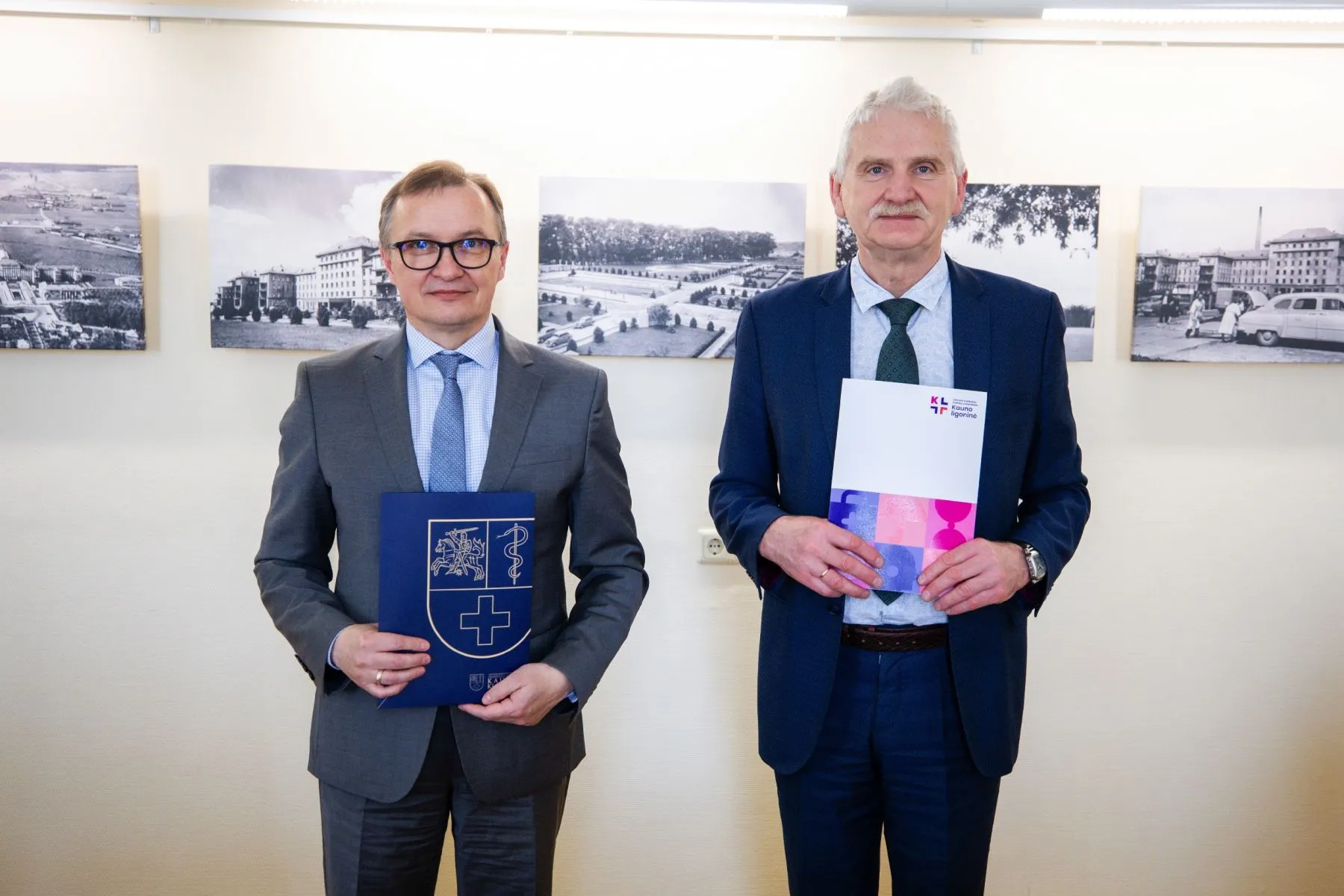 Kauno klinikų generalinis direktorius prof. habil.dr. Renaldas Jurkevičius ir Kauno ligoninės generalinis direktorius prof. habil. dr. Albinas Naudžiūnas / Kauno klinikų nuotr.