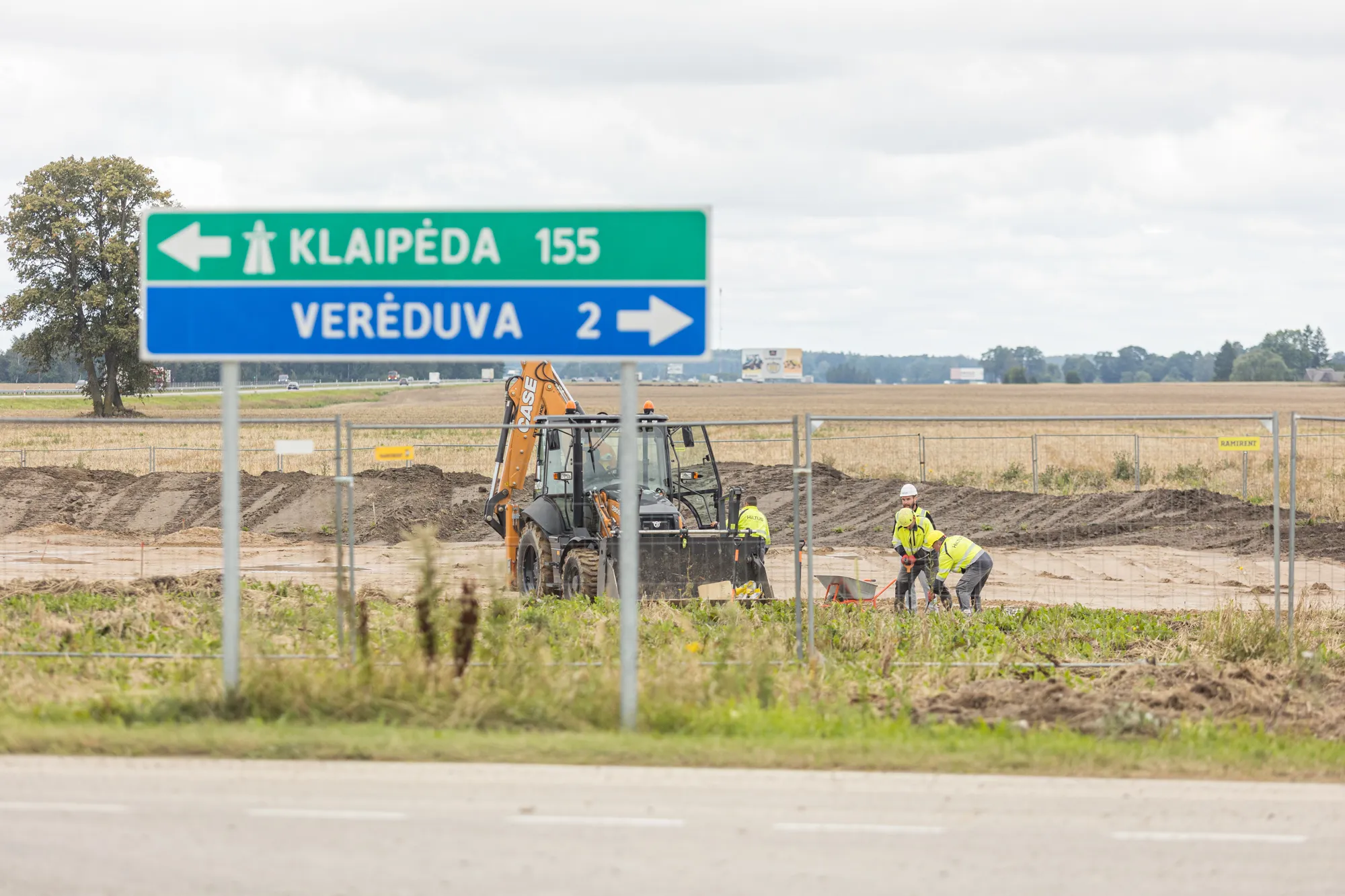 Elektromobilių įkrovimo parko statybų pradžia. ELTA / R. Tenio nuotr.