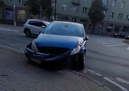 Avarija Petrašiūnų žiede / Skaitytojo video stop kadro nuotr.