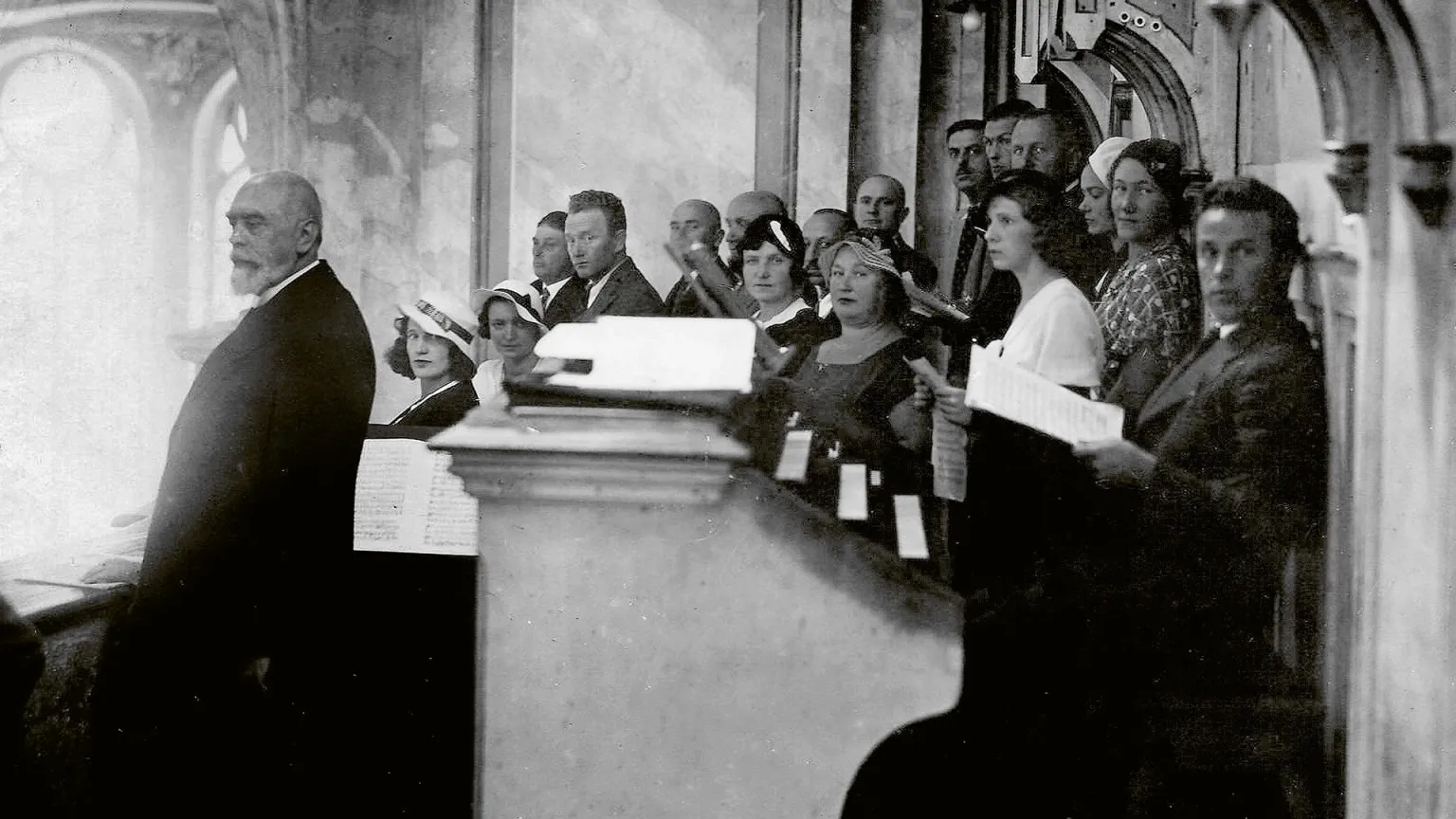 Juozas Naujalis su Kauno katedros choru 1934 m./ Z. Naujalio nuotr. iš Kauno rajono muziejaus archyvo.