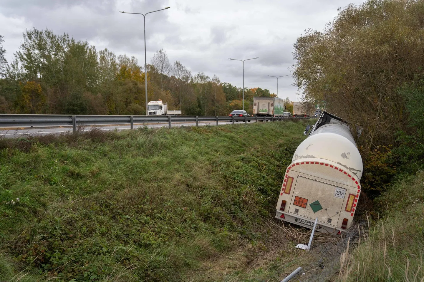 A1 kelyje nuo kelio nuvažiavęs vilkikas / G. Bitvinskio nuotr.