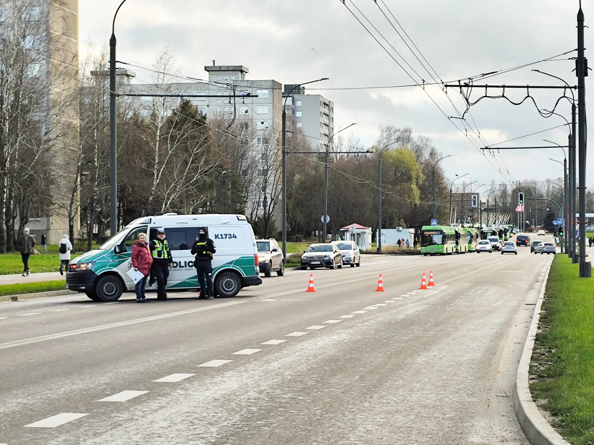 Nuvirtęs stulpas užblokavo eismą