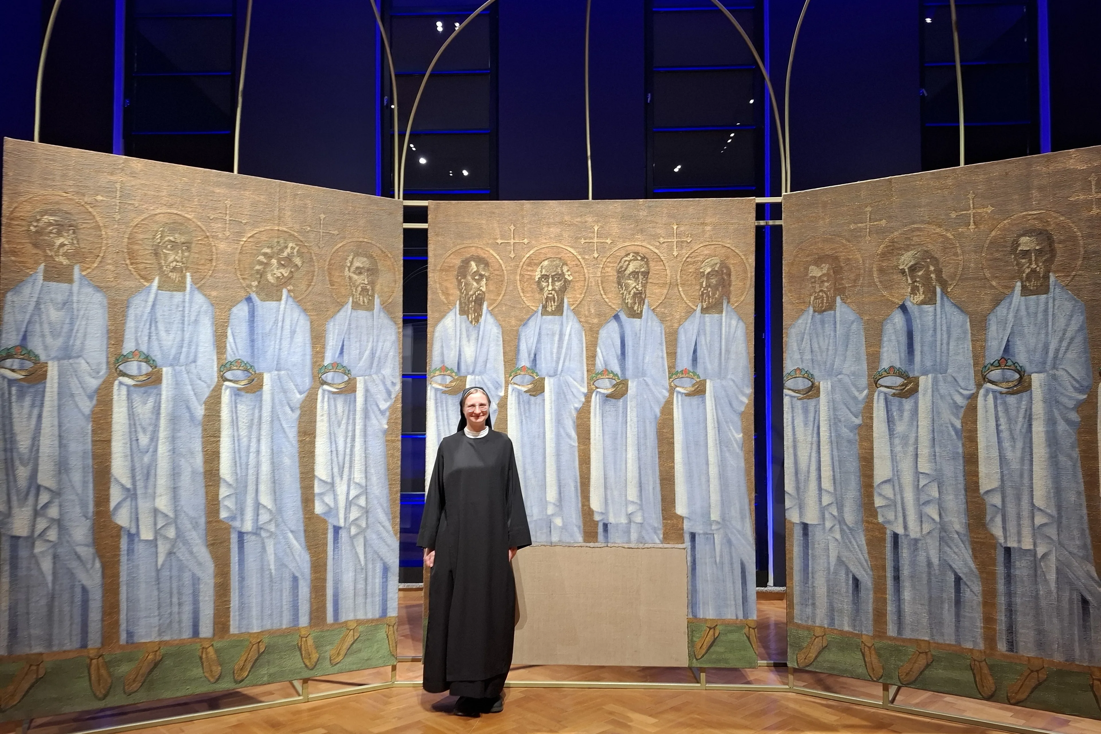 Dr. I. Šurkutė šalia atrastų L. Truikio „Apaštalų“./S. Javaitytės nuotr.