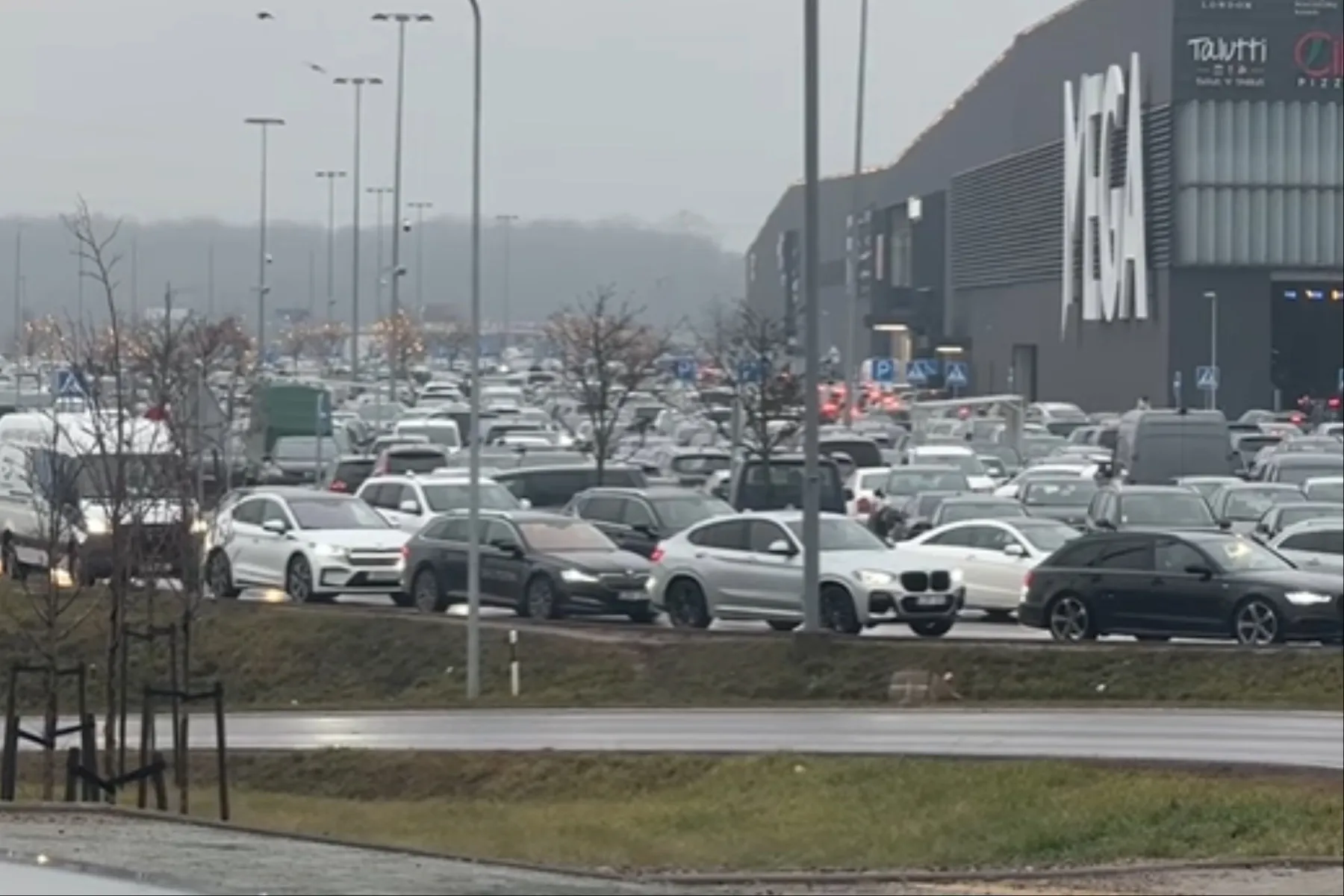 Kauniečiai užplūdo prekybos centrus / Kas vyksra Kaune video stop kadras