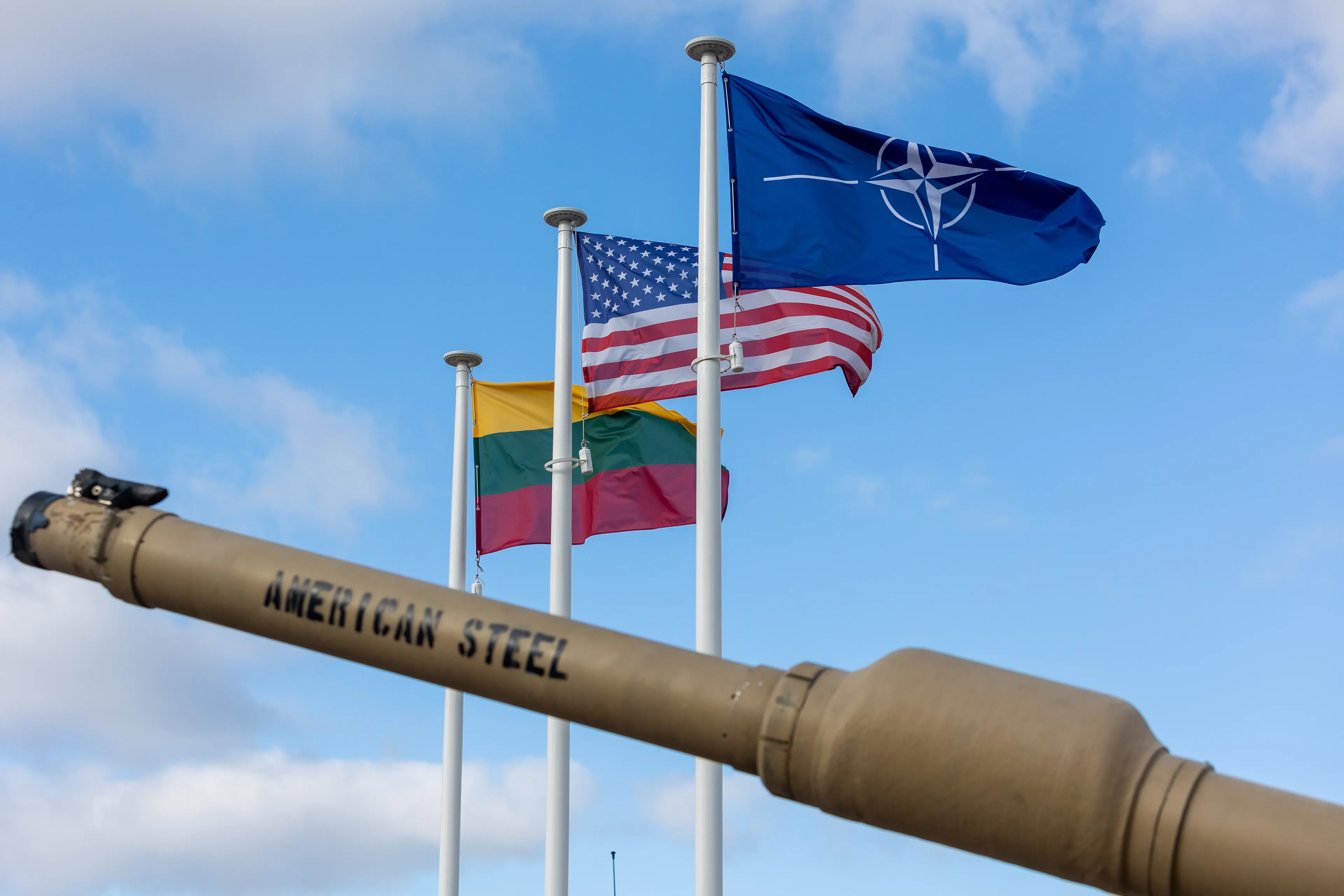 Lietuvos, Amerikos ir NATO vėliavos