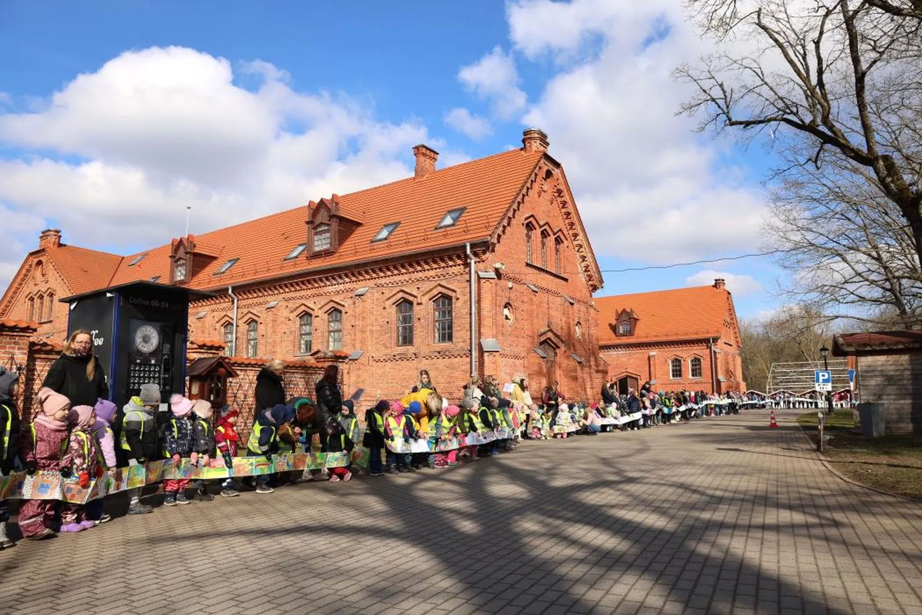 Akcija „Apjuoskim Raudondvarį bendrystės juosta“ / KRS nuotr.