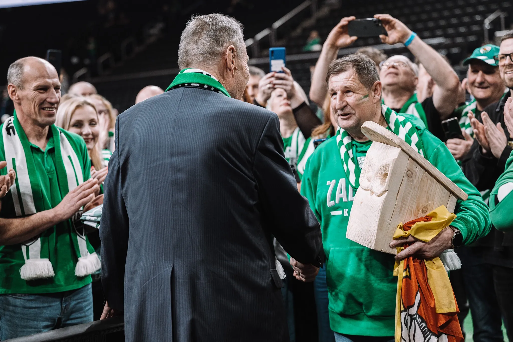 M. Paulauskui įteiktas inkilas / Kauno „Žalgirio“ Klubo „Facebook“ nuotr.