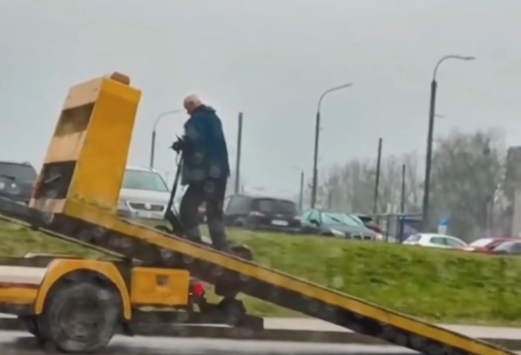 Elektrinį paspirtuką policijos pareigūnai išgabeno tralu / Stop kadras