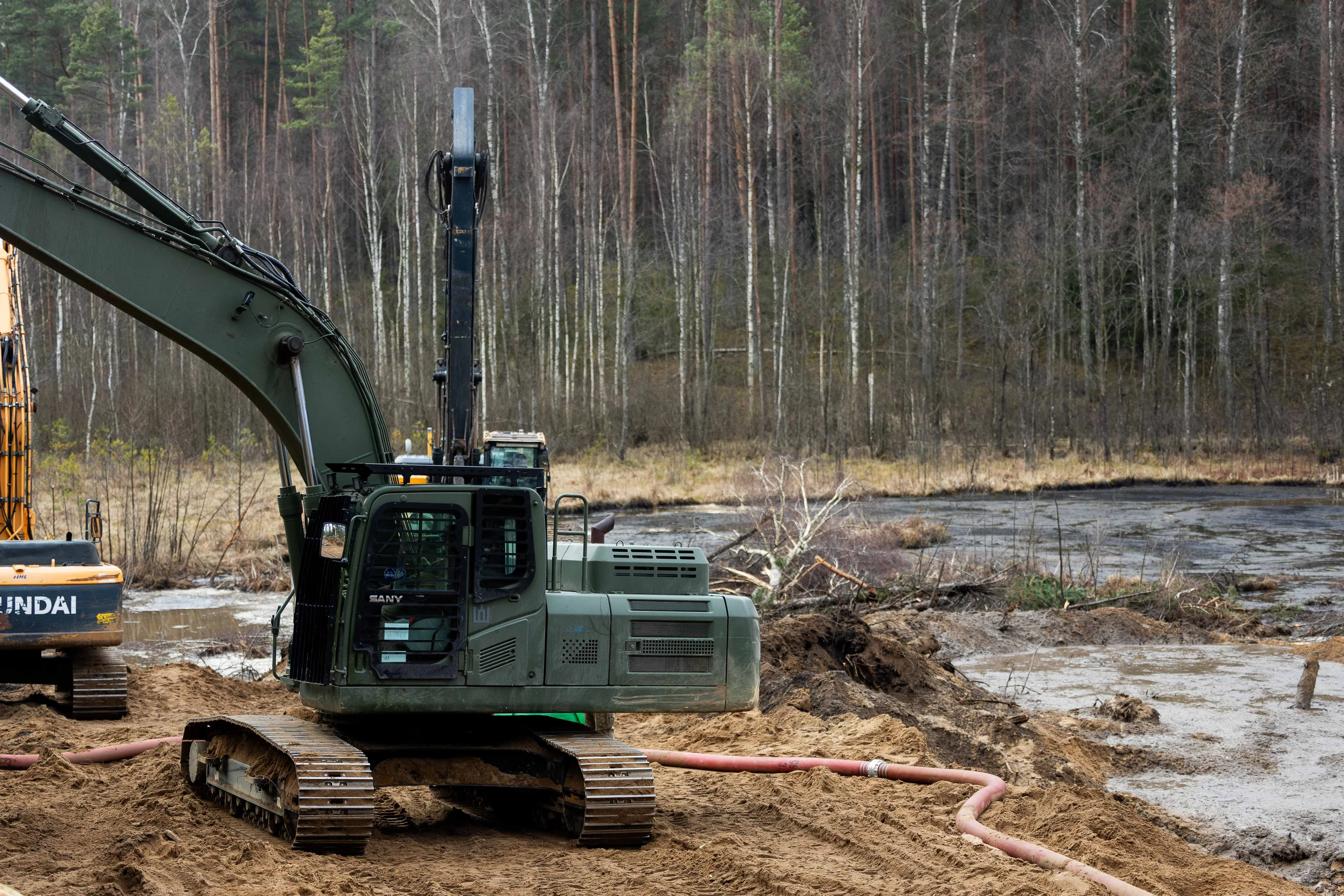 ELTA5403447 Pabradė, 2025 m. Kovo 28 d. (ELTA). Pabradės poligone tęsiasi JAV karių gelbėjimo operacija. 2025.03.28 10:15:57. Žygimantas Gedvila (ELTA)