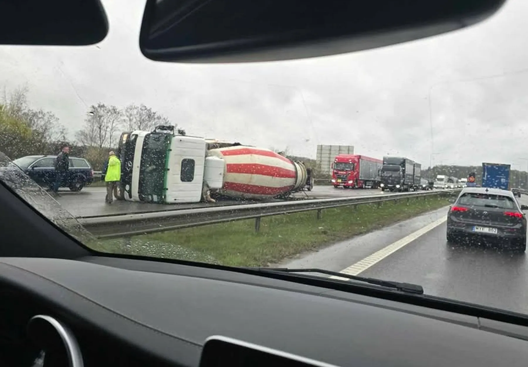 Praneša kauniečiai: ant Lampėdžių tilto apvirto betonvežis