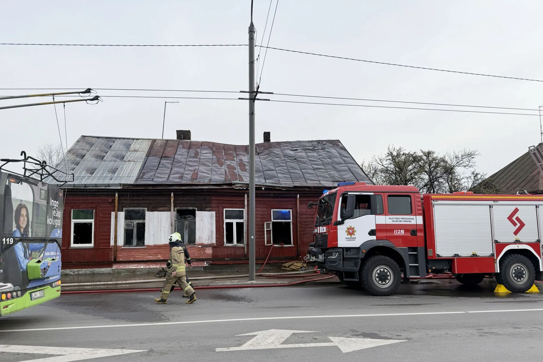 Gaisras Jurbarko gatvėje / BNS, E. Ovčarenko nuotr.