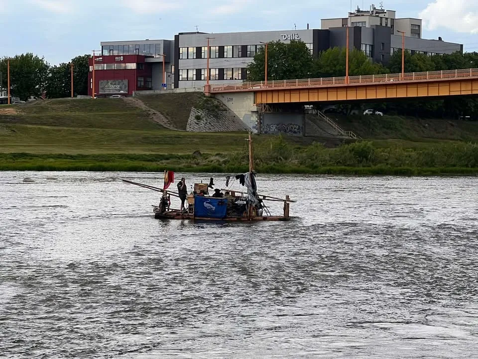 Plaustas viduryje Neries / Skaitytojo nuotr.