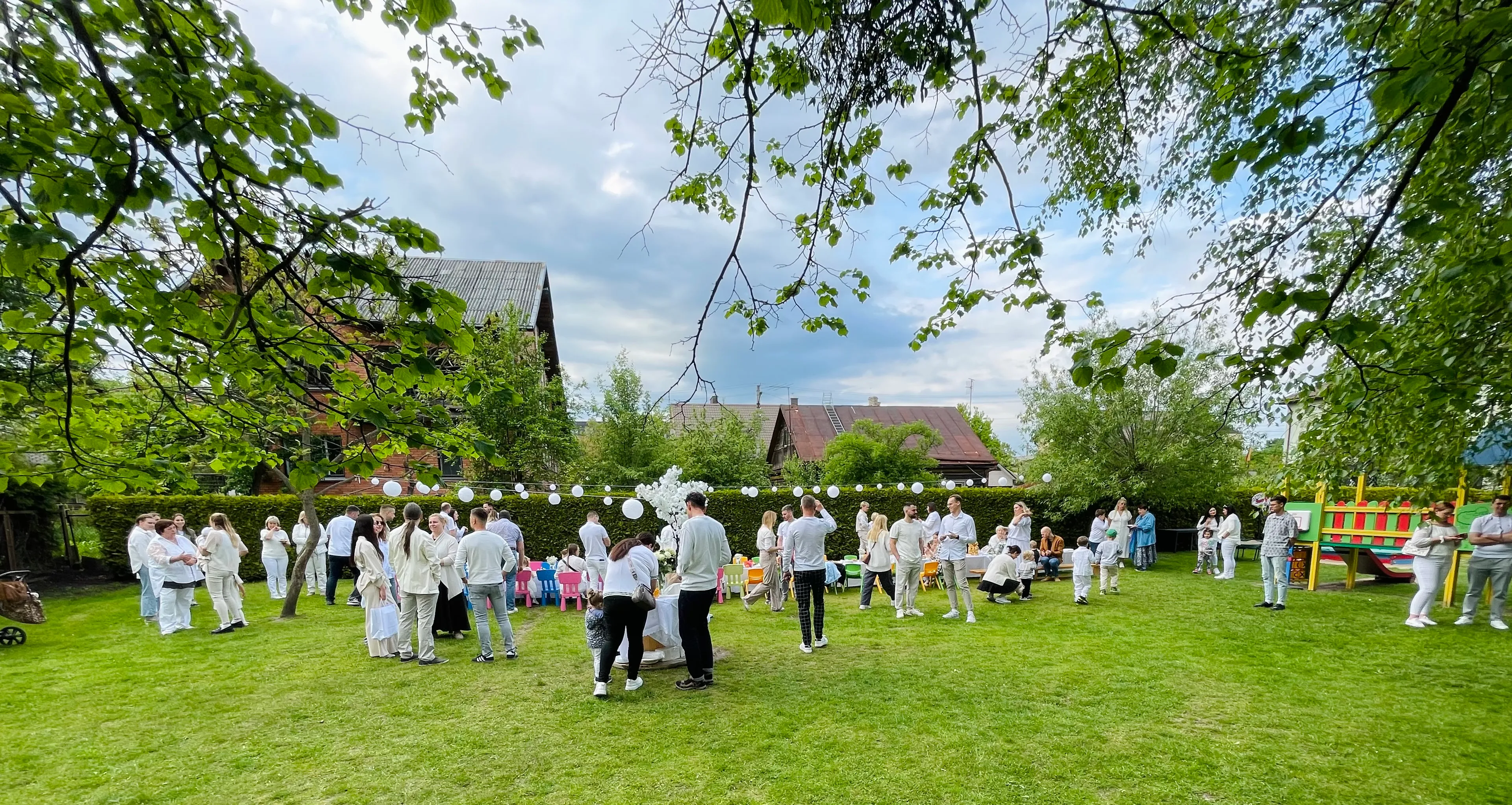 „Žuvinto“ darželio kieme – baltas ir šiltas bendrystės vakaras / Organizatorių nuotr.