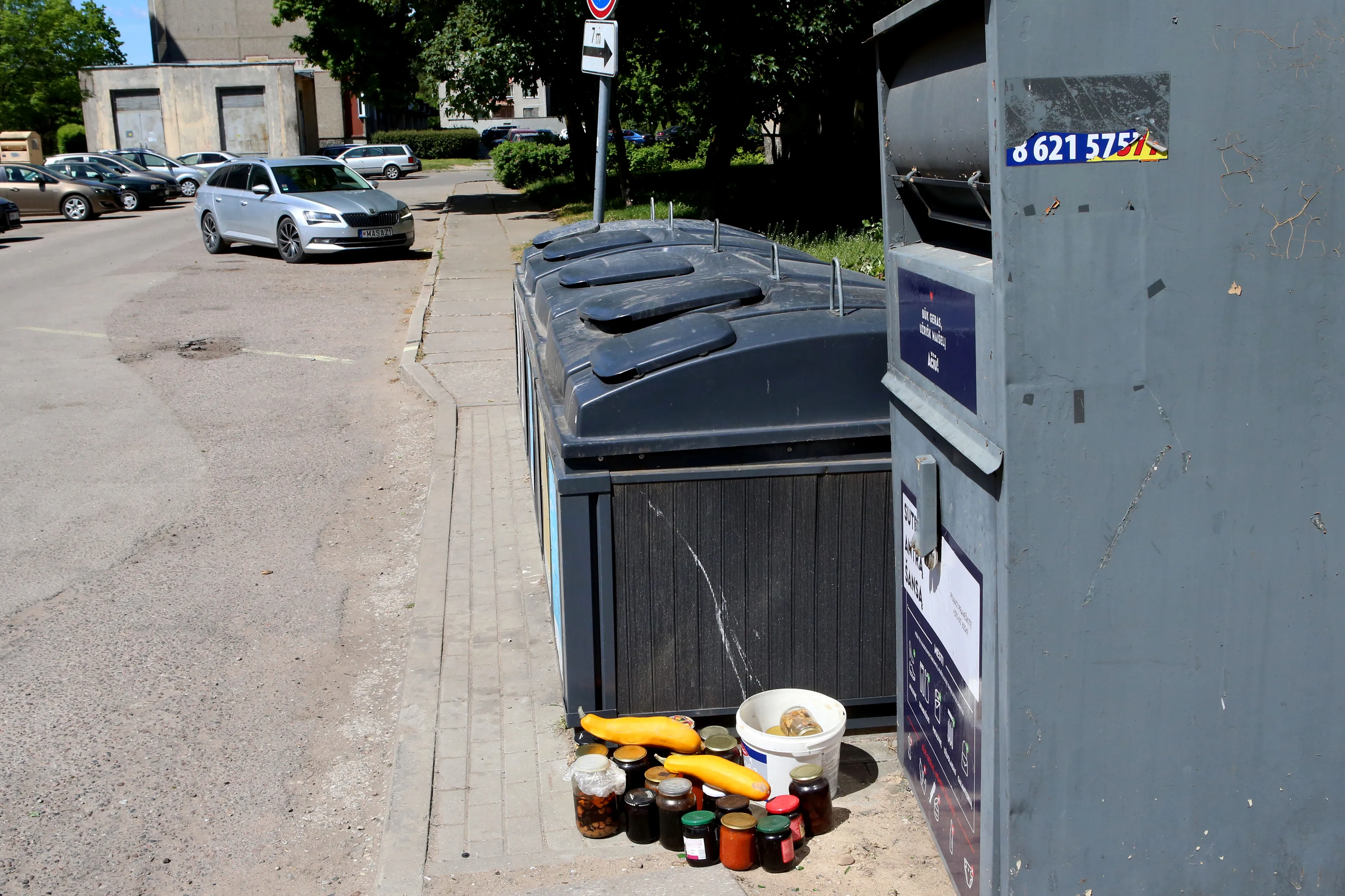 Prie konteinerio palikti stiklainiai / M. Patašiaus nuotr.