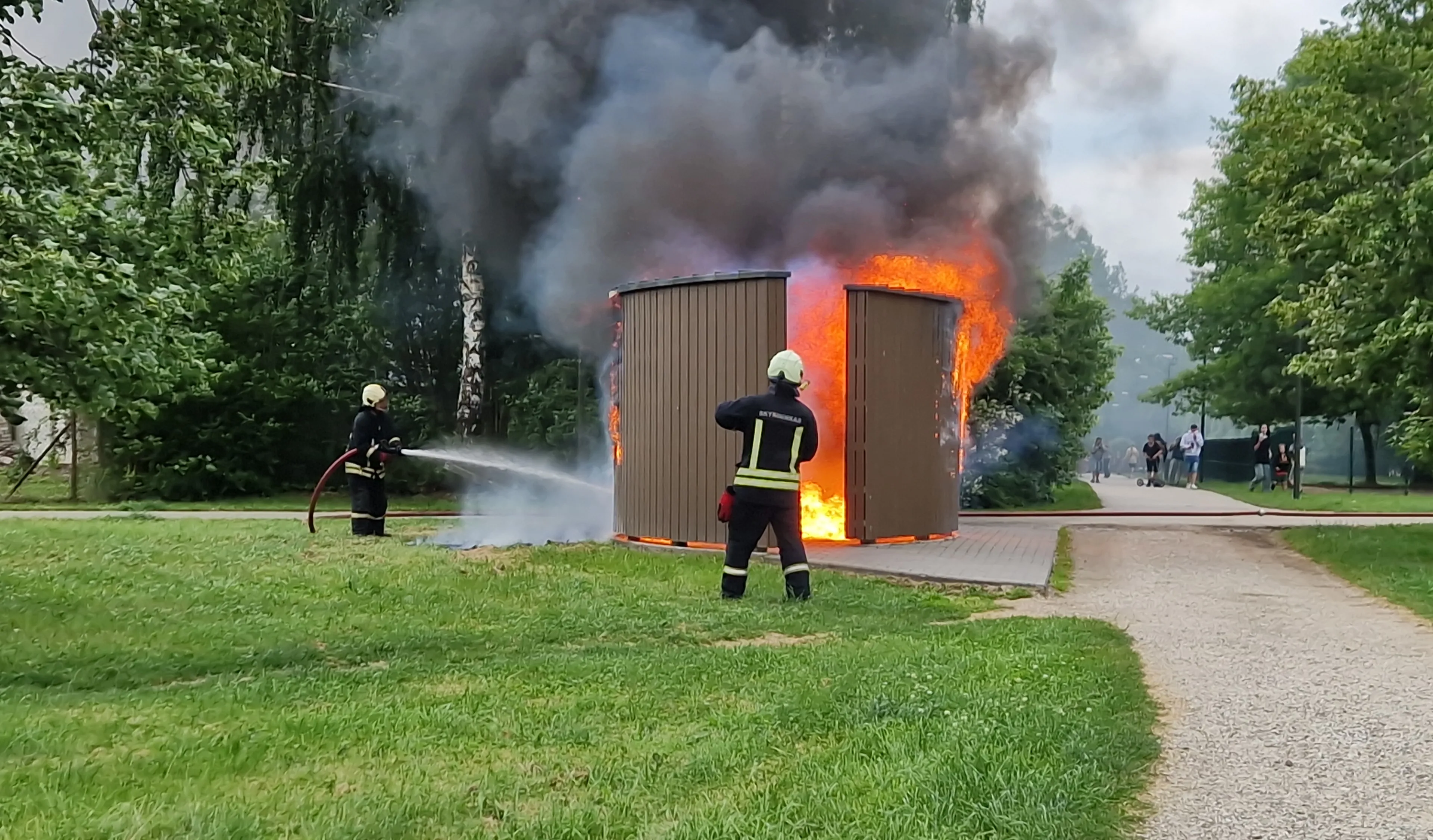 Dega tualetas Kalniečių parke / Skaitytojo nuotr.