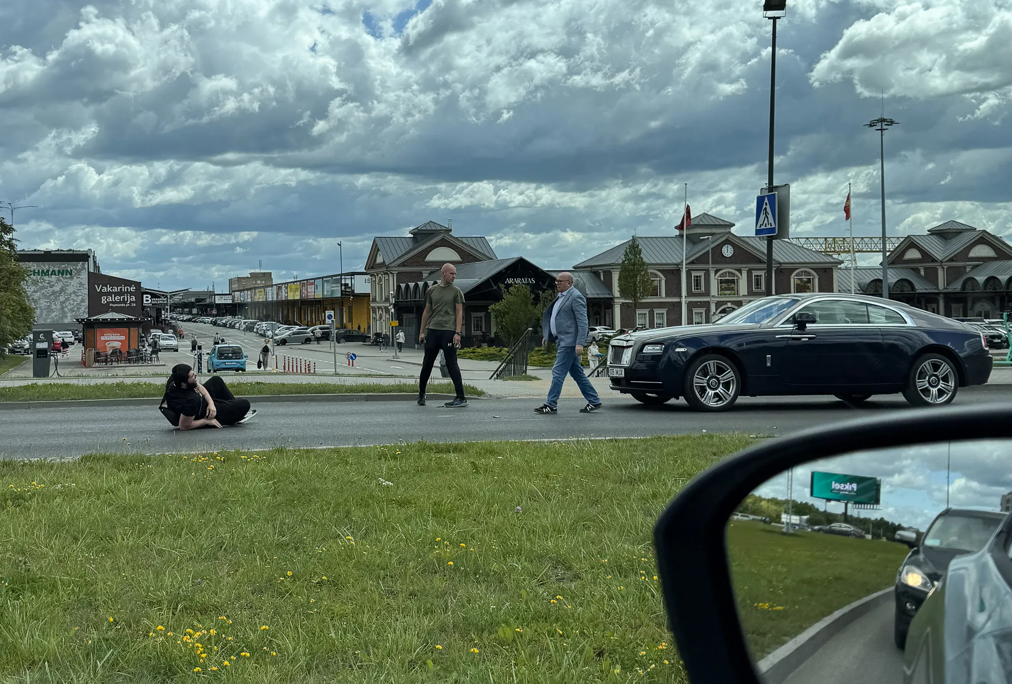 Kauno meras V. Matijošaitis su prabangiu automobiliu vėl partrenkė pėsčiąjį